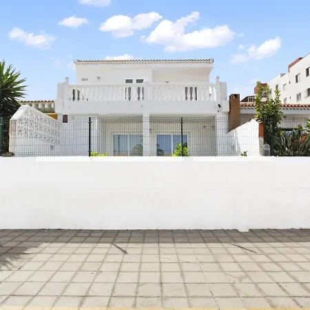 Golden Holidays, Heated Pool, Air Con, Internet, Parking 아데제