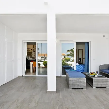 Golden Holidays, Heated Pool, Air Con, Internet, Parking 아파트 아데제